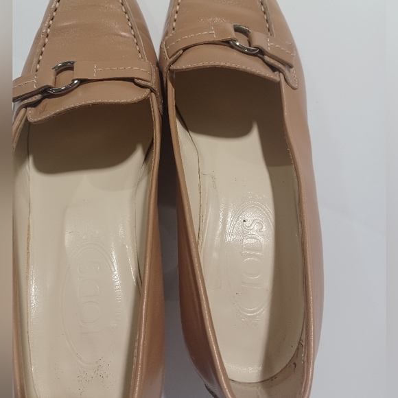 Tod's Classic Tan Leather Loafers - Picture 4 of 11